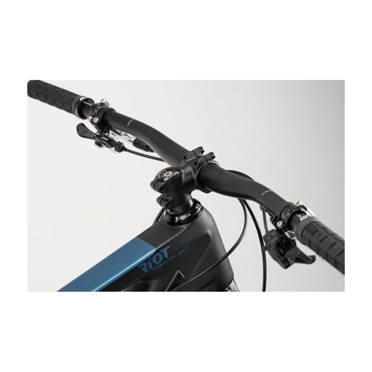 bicicleta-mtb-enduro-descenso-a-dos-ruedas-castellon-kashima-ghost-am-shimano Ghost Riot Trail CF Full Party (M)