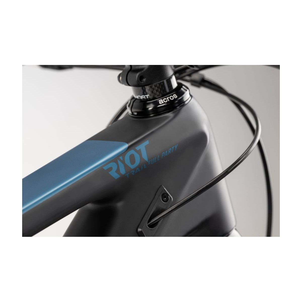 riot-trail-cf-fox-float-factory-tija-integrada-regulable-ruedas-29-pulgadas-full-carbono Ghost Riot Trail CF Full Party (M)